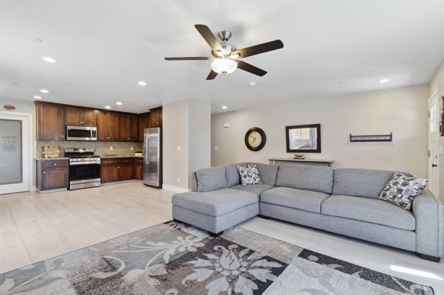 Detail Gallery Image 4 of 21 For 22356 Arnott Dr, Chowchilla,  CA 93610 - 3 Beds | 2 Baths