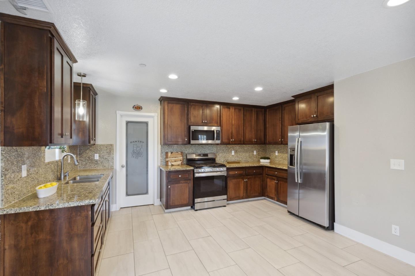 Detail Gallery Image 6 of 21 For 22356 Arnott Dr, Chowchilla,  CA 93610 - 3 Beds | 2 Baths