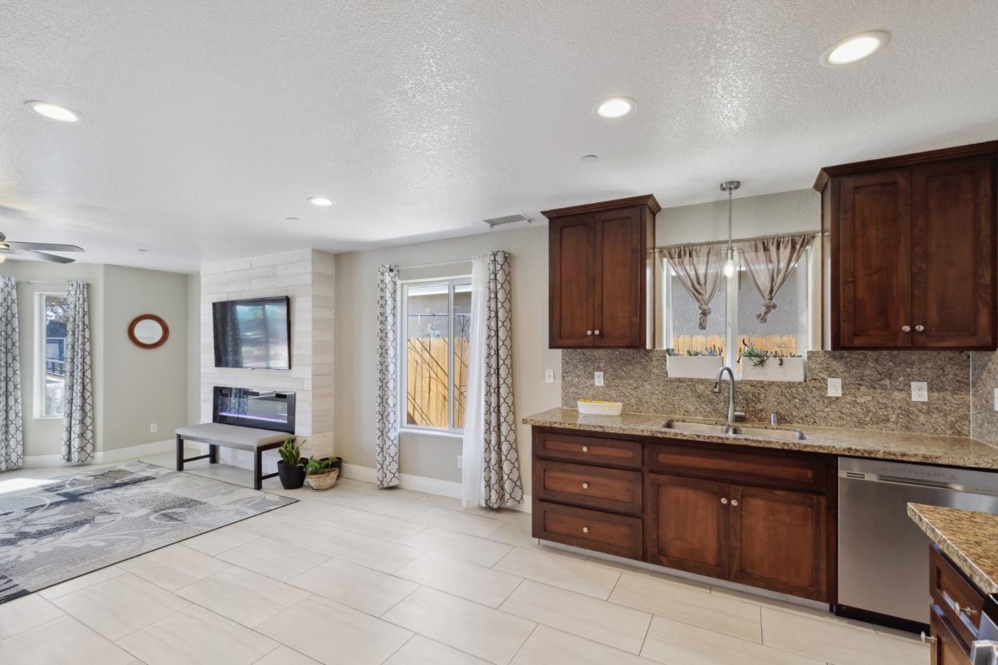 Detail Gallery Image 8 of 21 For 22356 Arnott Dr, Chowchilla,  CA 93610 - 3 Beds | 2 Baths