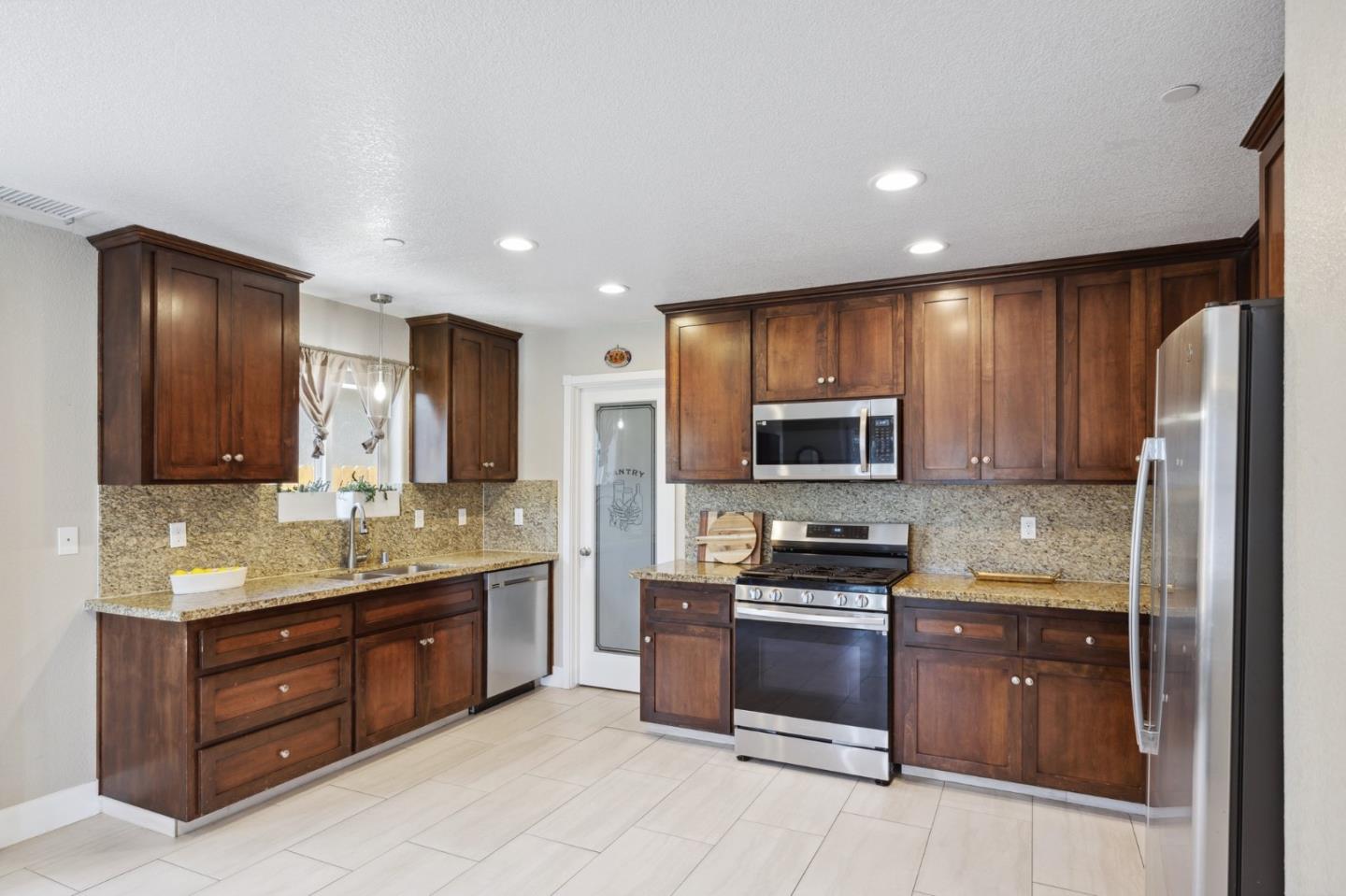 Detail Gallery Image 9 of 21 For 22356 Arnott Dr, Chowchilla,  CA 93610 - 3 Beds | 2 Baths