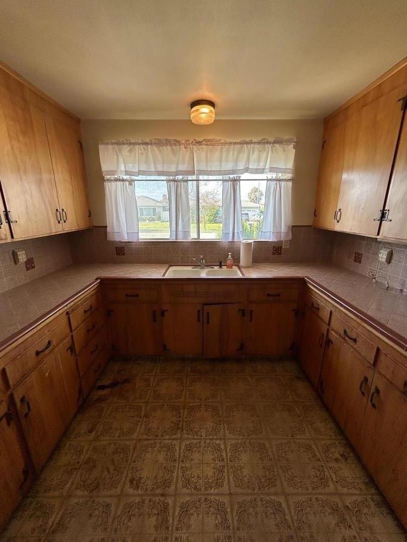 Detail Gallery Image 8 of 26 For 794 Fairfax Dr, Salinas,  CA 93901 - 3 Beds | 2 Baths