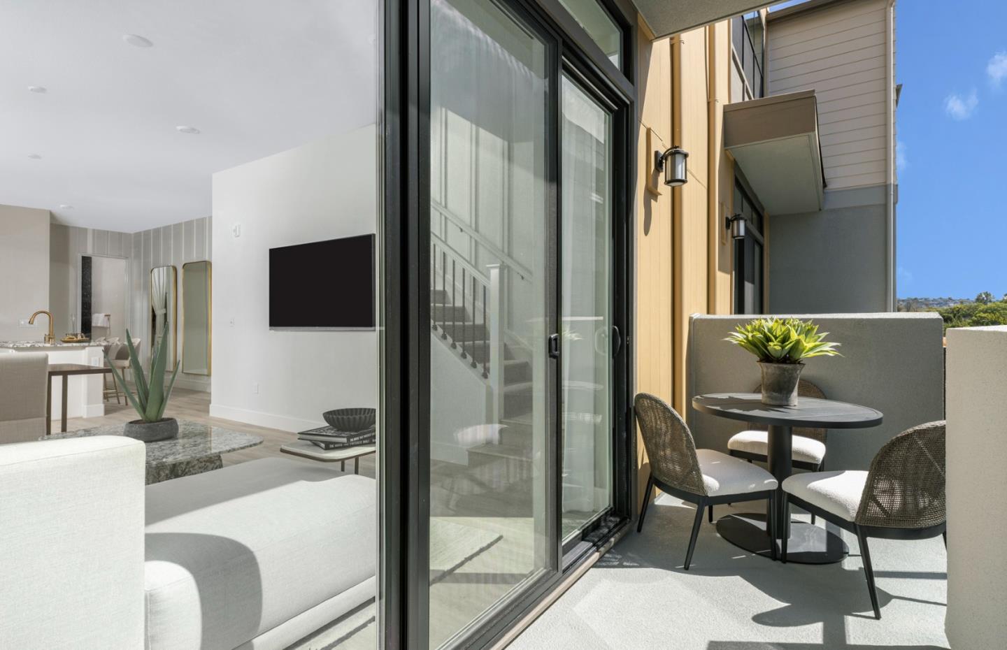 Detail Gallery Image 2 of 17 For 2440 Willow Way #4,  San Mateo,  CA 94403 - 3 Beds | 3 Baths