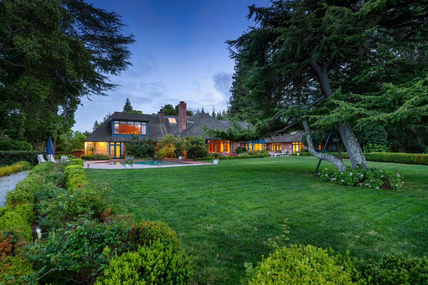 Detail Gallery Image 2 of 25 For 130 Reservoir Rd, Hillsborough,  CA 94010 - 6 Beds | 4/2 Baths