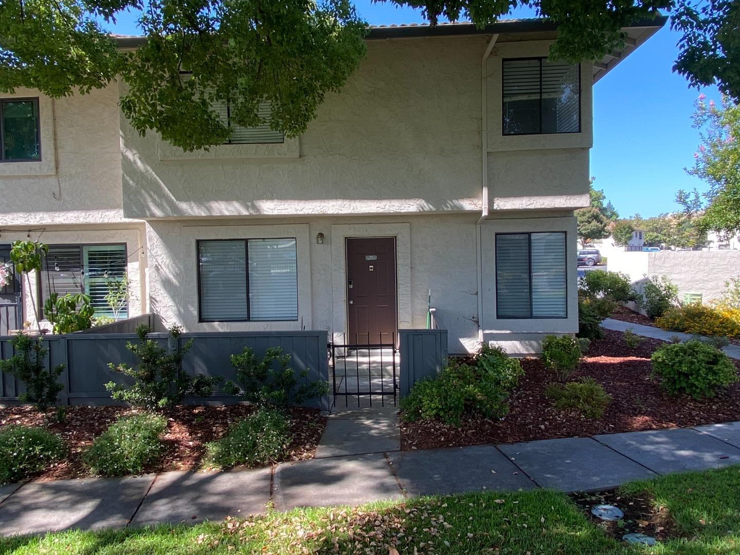 Detail Gallery Image 1 of 36 For 171 Kenbrook Cir, San Jose,  CA 95111 - 3 Beds | 1/1 Baths