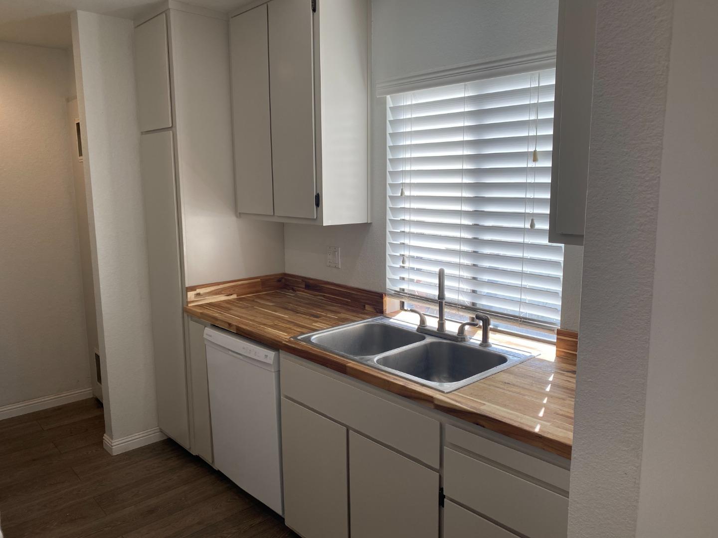 Detail Gallery Image 9 of 36 For 171 Kenbrook Cir, San Jose,  CA 95111 - 3 Beds | 1/1 Baths