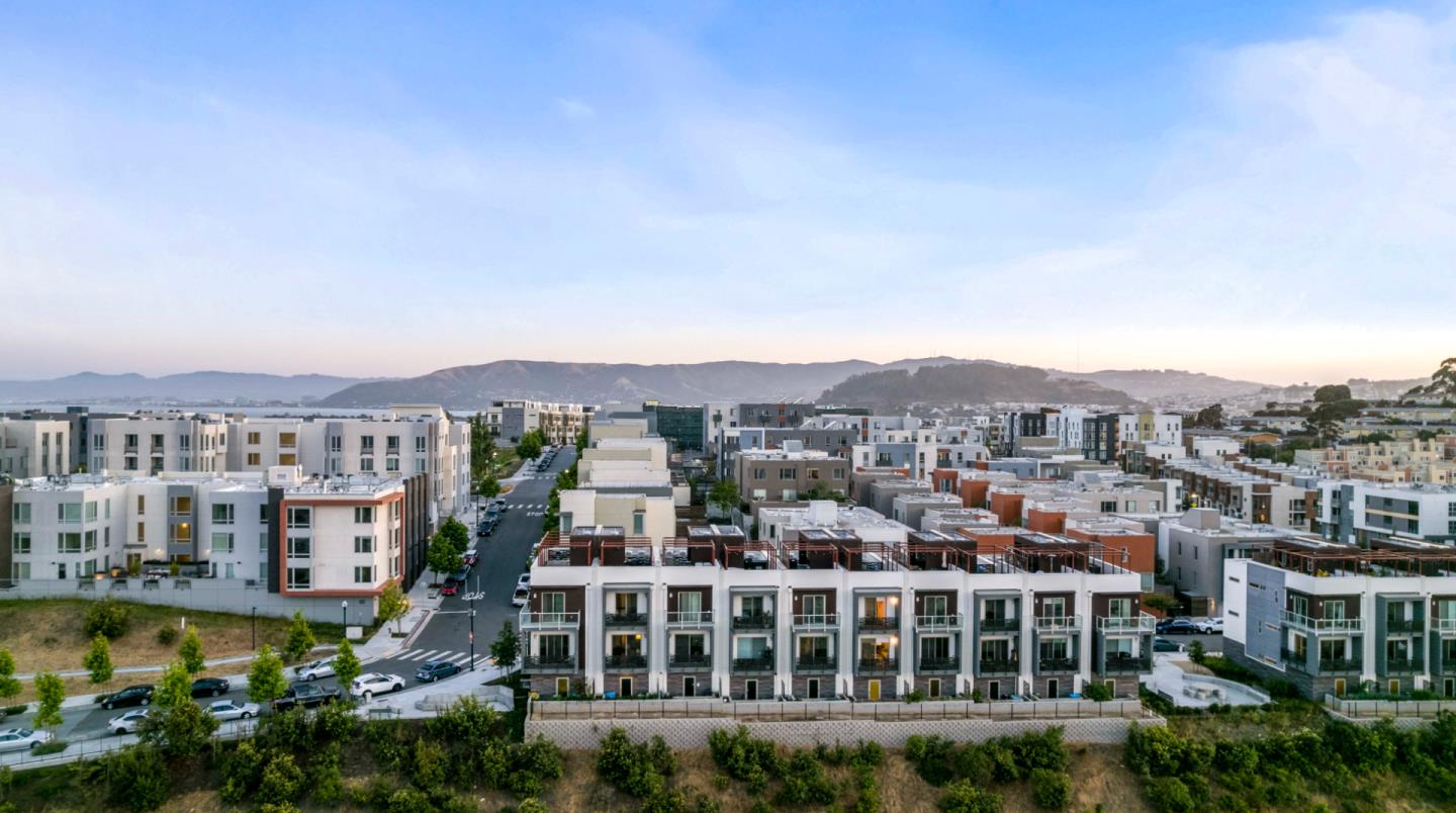 Detail Gallery Image 2 of 15 For 555 Innes Ave #408,  San Francisco,  CA 94124 - 2 Beds | 2 Baths