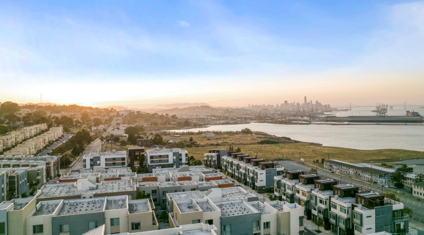 Detail Gallery Image 3 of 15 For 555 Innes Ave #408,  San Francisco,  CA 94124 - 2 Beds | 2 Baths