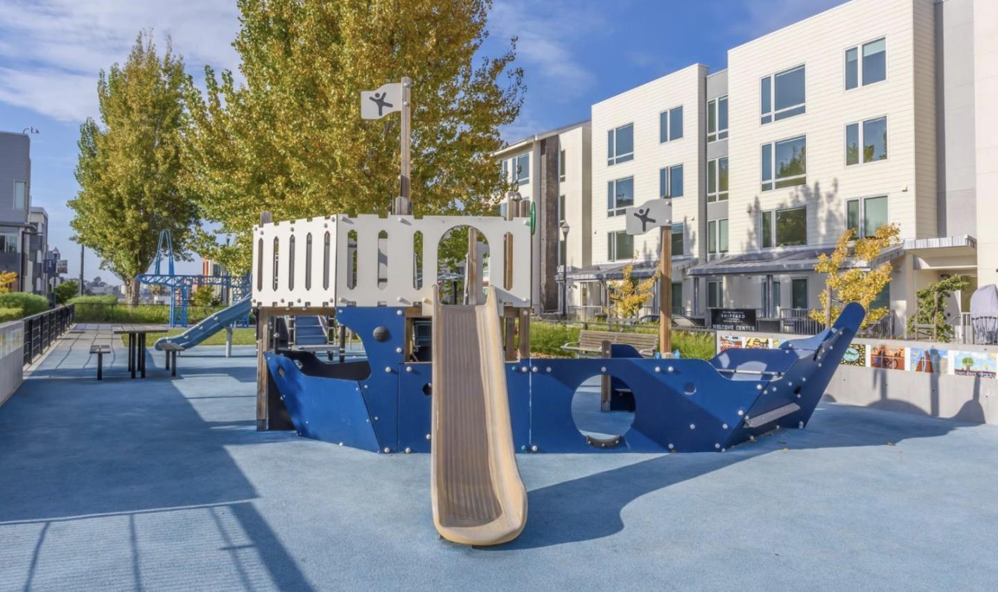 Detail Gallery Image 8 of 15 For 555 Innes Ave #408,  San Francisco,  CA 94124 - 2 Beds | 2 Baths