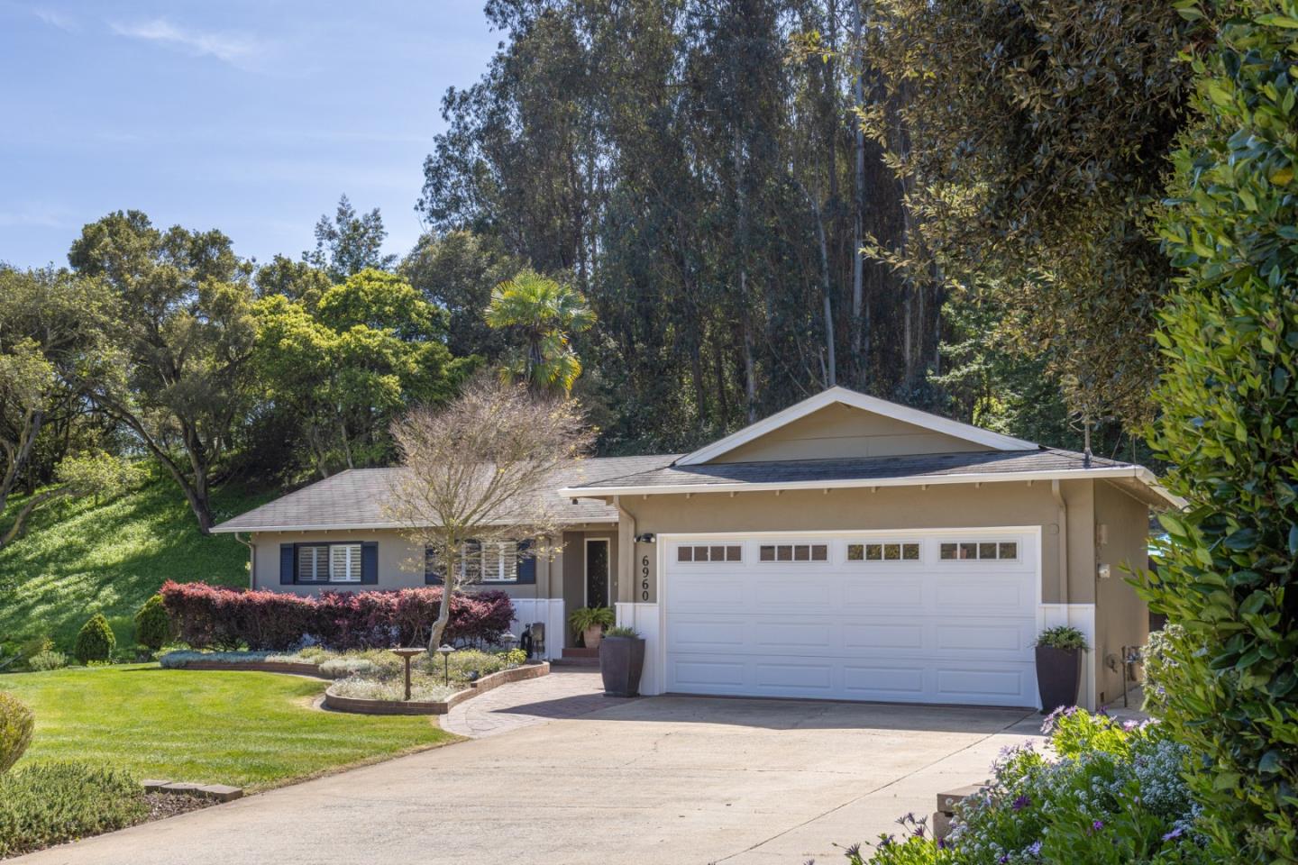 Detail Gallery Image 2 of 29 For 6960 Lakeview Dr, Salinas,  CA 93907 - 3 Beds | 2 Baths