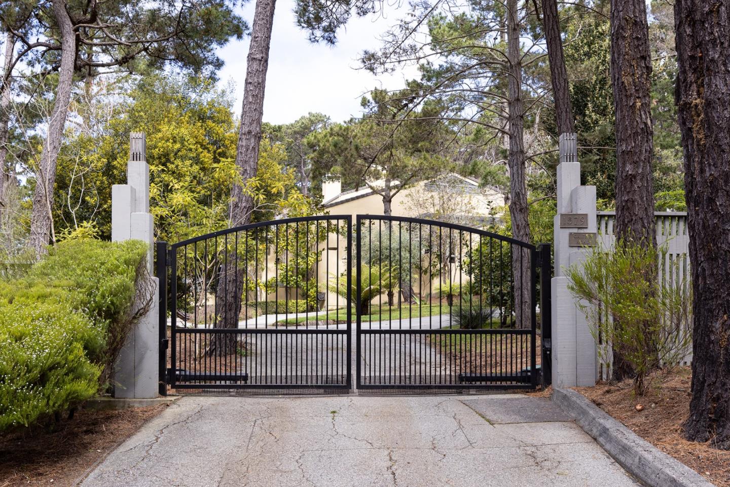 Detail Gallery Image 3 of 47 For 1579 Griffin Rd, Pebble Beach,  CA 93953 - 6 Beds | 4/1 Baths