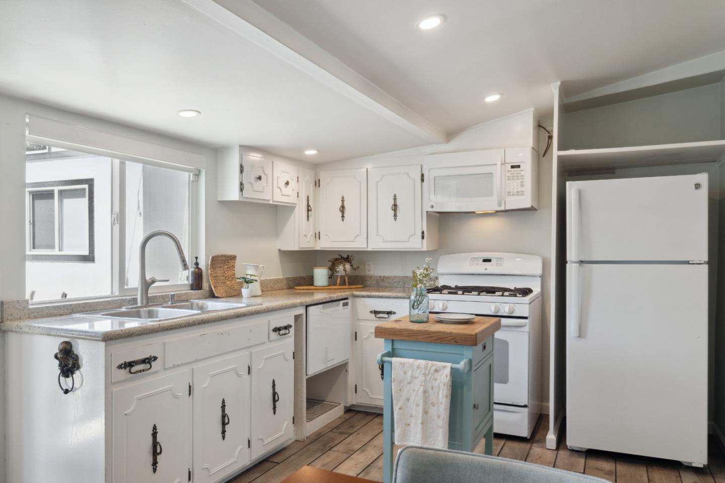 Detail Gallery Image 10 of 82 For 711 Darwin St, Santa Cruz,  CA 95062 - 2 Beds | 2 Baths