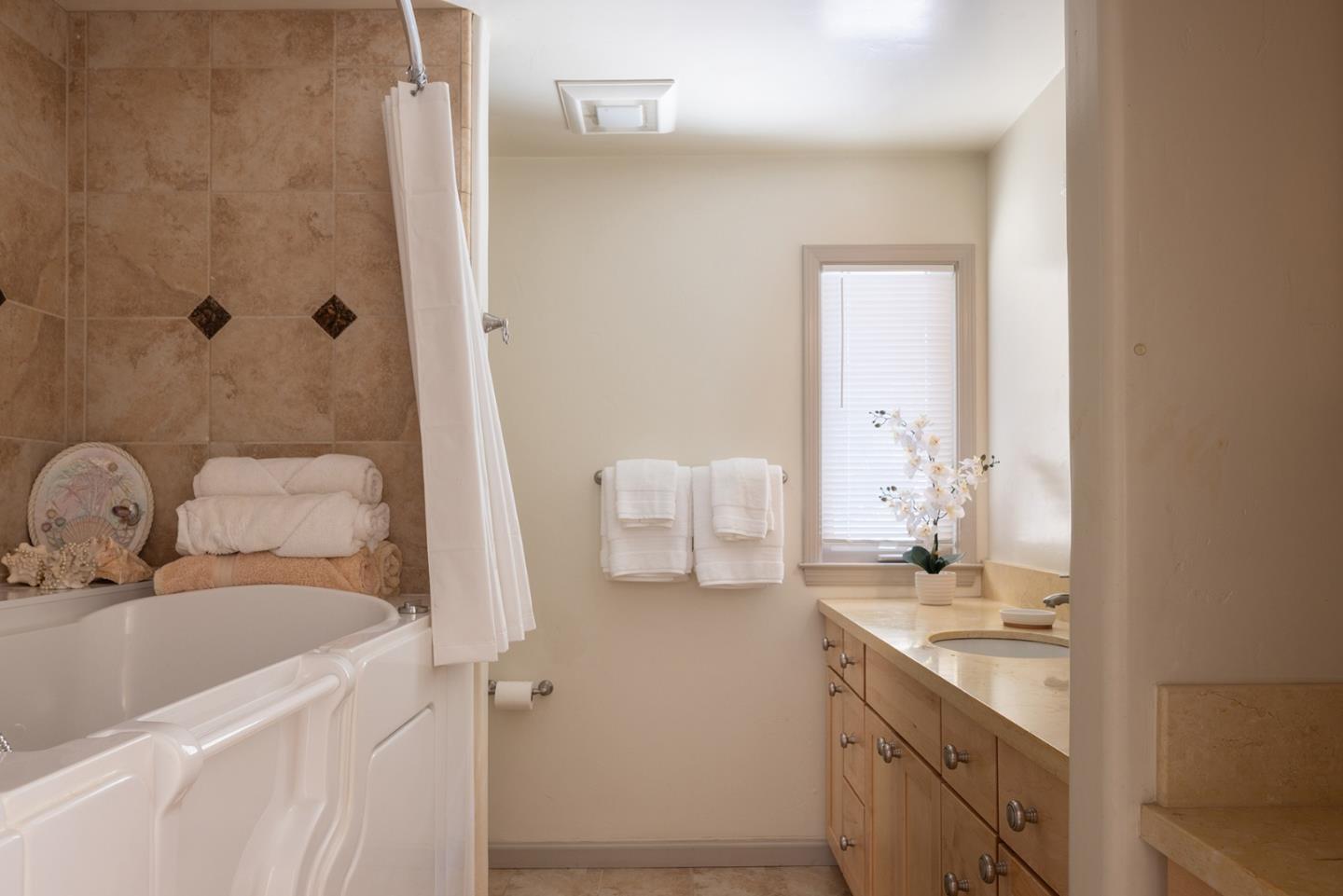 Detail Gallery Image 14 of 23 For 594 Viejo Rd, Carmel,  CA 93923 - 2 Beds | 2 Baths
