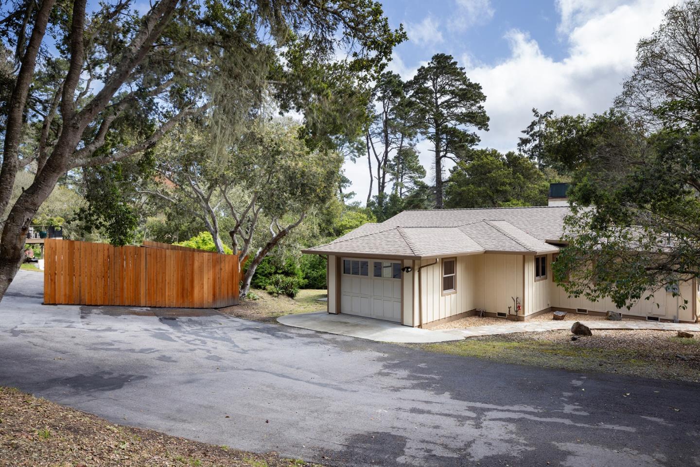 Detail Gallery Image 3 of 23 For 594 Viejo Rd, Carmel,  CA 93923 - 2 Beds | 2 Baths