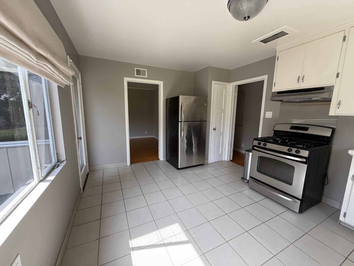 Detail Gallery Image 10 of 27 For 460 Cotton St, Menlo Park,  CA 94025 - 3 Beds | 2 Baths