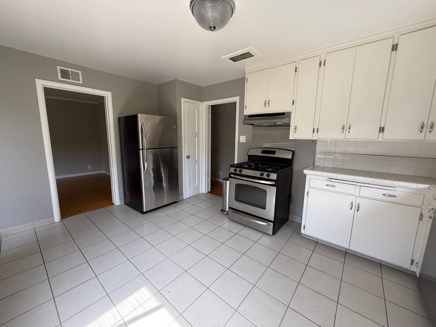 Detail Gallery Image 11 of 27 For 460 Cotton St, Menlo Park,  CA 94025 - 3 Beds | 2 Baths