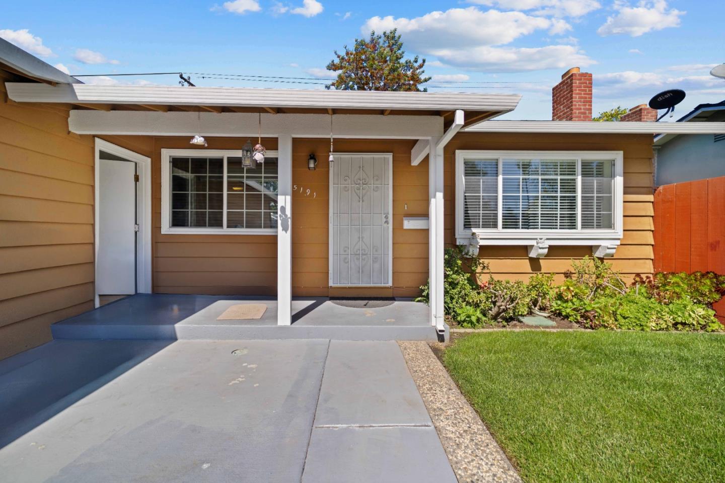 Detail Gallery Image 2 of 26 For 5191 Roeder Rd, San Jose,  CA 95111 - 3 Beds | 2 Baths