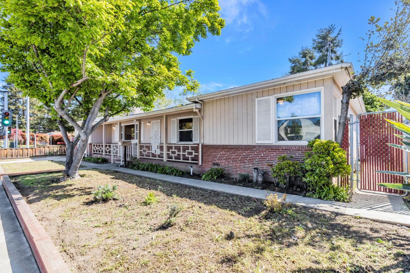 Detail Gallery Image 2 of 49 For 167 N Whisman Rd, Mountain View,  CA 94043 - 3 Beds | 1 Baths