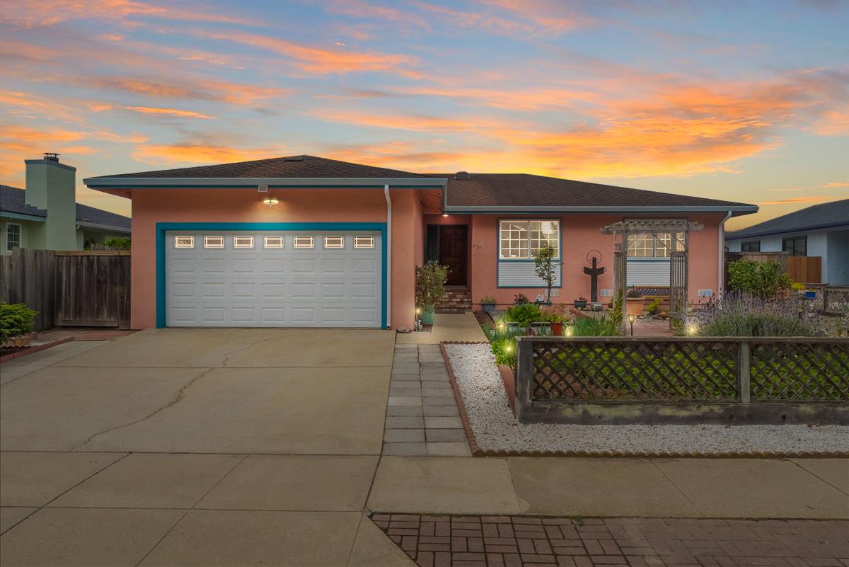 Detail Gallery Image 2 of 52 For 3127 Lake Dr, Marina,  CA 93933 - 3 Beds | 2 Baths