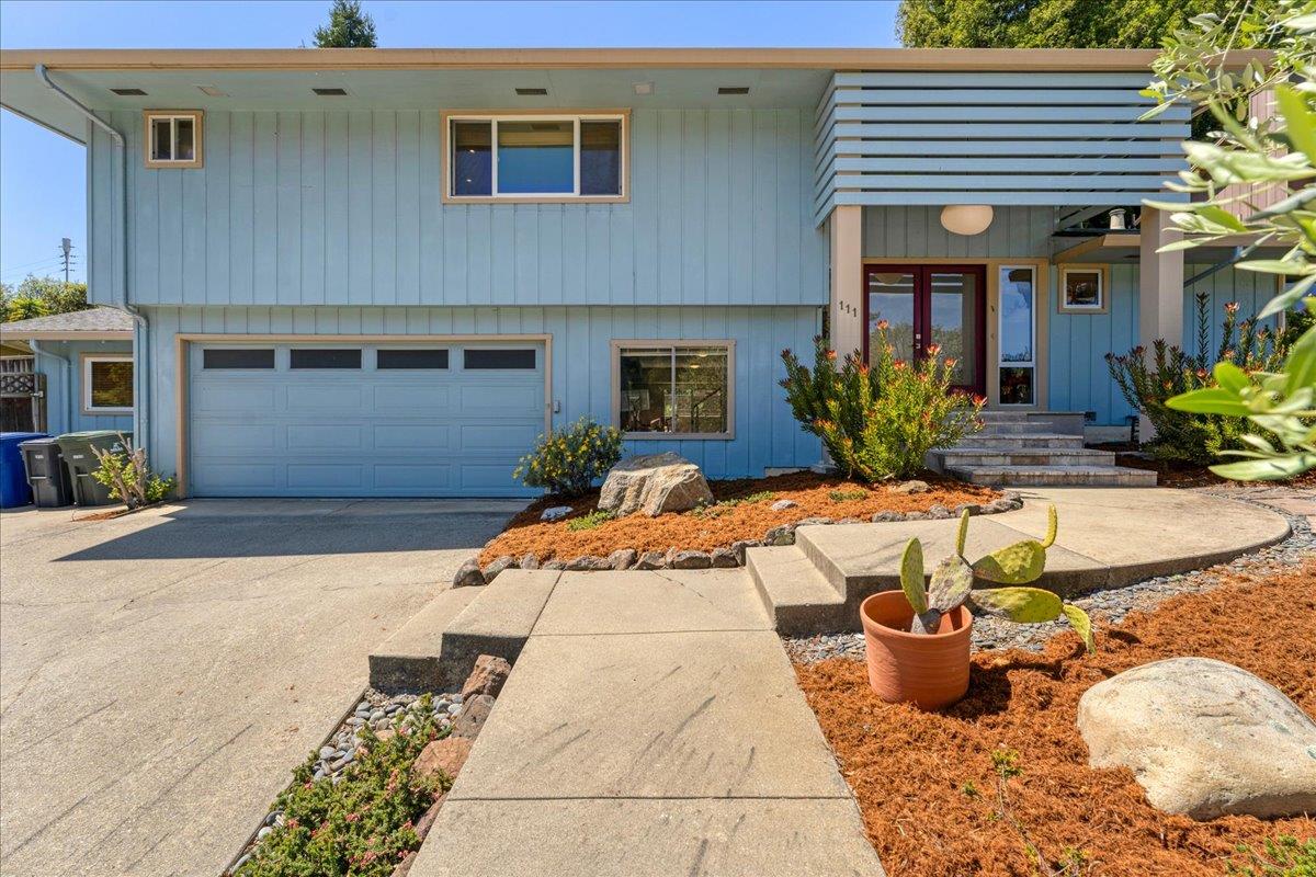 Detail Gallery Image 3 of 44 For 111 Esmeralda Dr, Santa Cruz,  CA 95060 - 4 Beds | 2/1 Baths