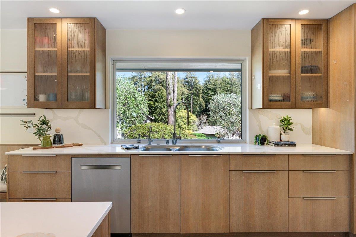 Detail Gallery Image 4 of 44 For 111 Esmeralda Dr, Santa Cruz,  CA 95060 - 4 Beds | 2/1 Baths