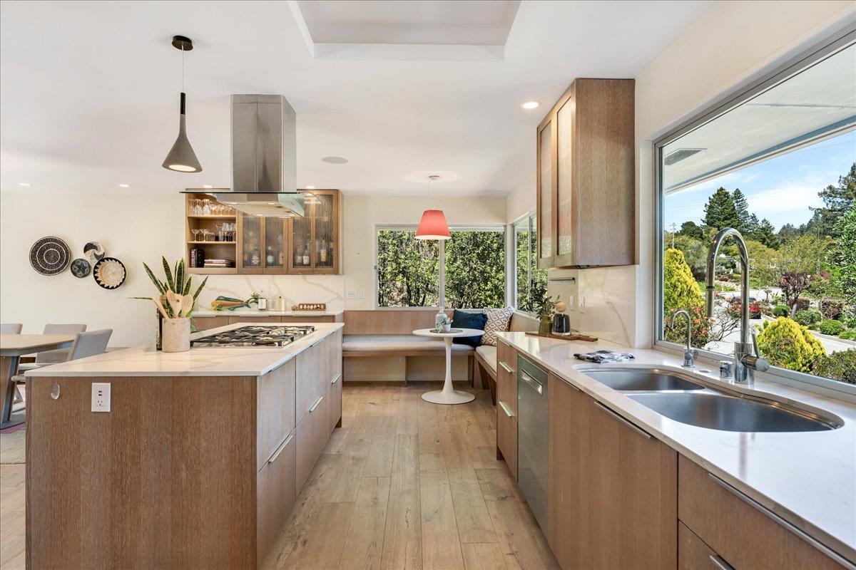 Detail Gallery Image 5 of 44 For 111 Esmeralda Dr, Santa Cruz,  CA 95060 - 4 Beds | 2/1 Baths
