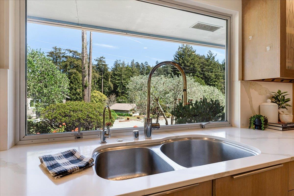 Detail Gallery Image 8 of 44 For 111 Esmeralda Dr, Santa Cruz,  CA 95060 - 4 Beds | 2/1 Baths