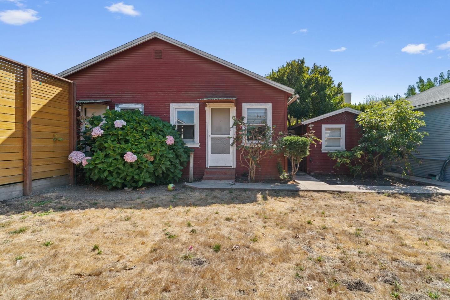 Detail Gallery Image 2 of 3 For 204 Hollister, Capitola,  CA 95010 - 1 Beds | 1 Baths
