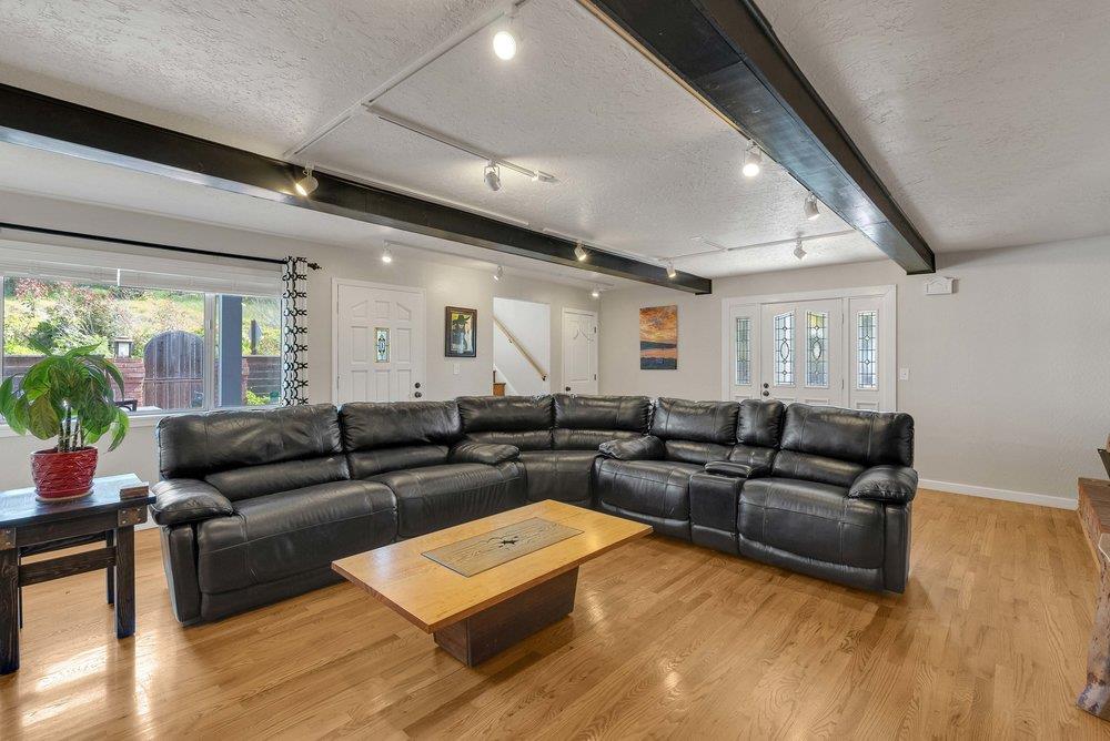 Detail Gallery Image 7 of 63 For 61 Ocean St, Davenport,  CA 95017 - 5 Beds | 3/1 Baths