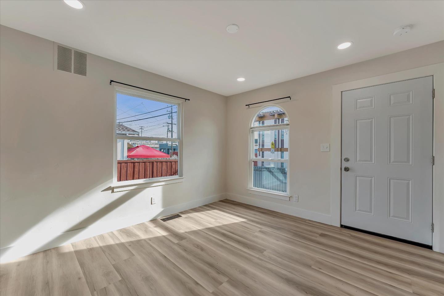 Detail Gallery Image 12 of 16 For 2804 Adeline St, Emeryville,  CA 94608 - 2 Beds | 2 Baths