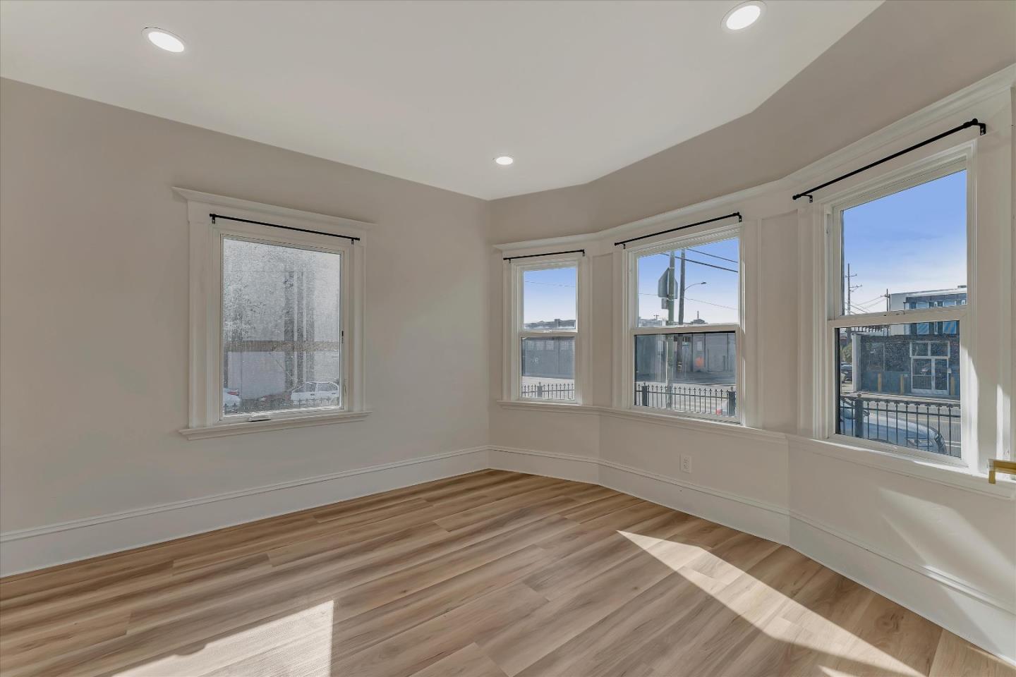 Detail Gallery Image 2 of 16 For 2804 Adeline St, Emeryville,  CA 94608 - 2 Beds | 2 Baths