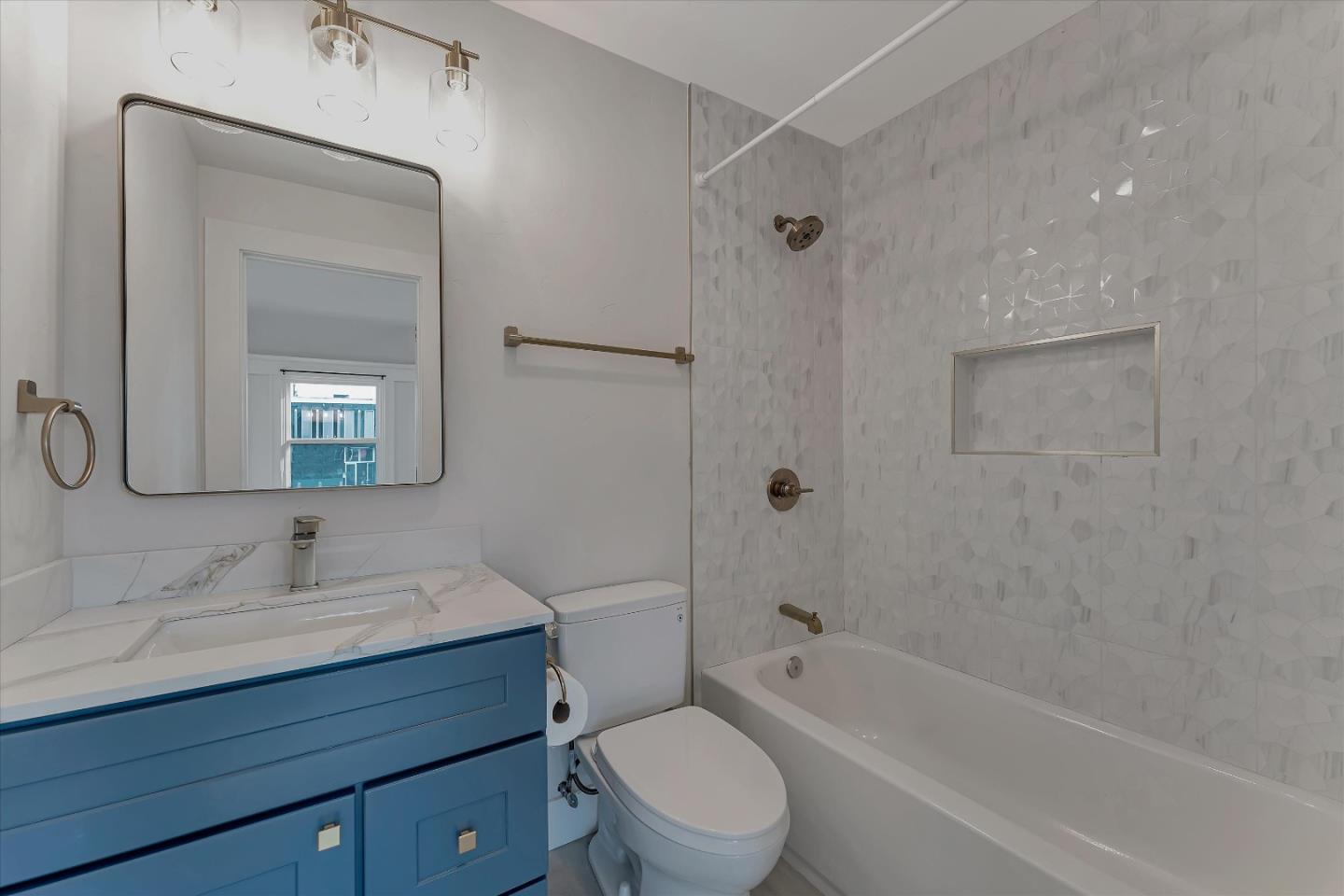 Detail Gallery Image 4 of 16 For 2804 Adeline St, Emeryville,  CA 94608 - 2 Beds | 2 Baths