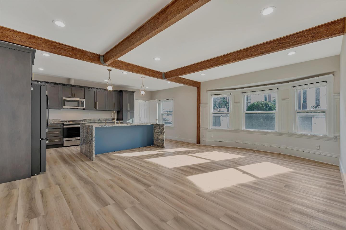 Detail Gallery Image 5 of 16 For 2804 Adeline St, Emeryville,  CA 94608 - 2 Beds | 2 Baths