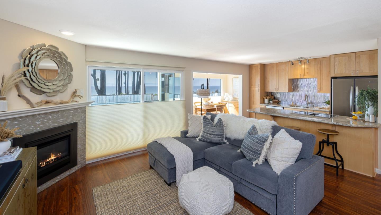 Detail Gallery Image 3 of 28 For 825 Balboa Ave #104,  Capitola,  CA 95010 - 2 Beds | 1/1 Baths