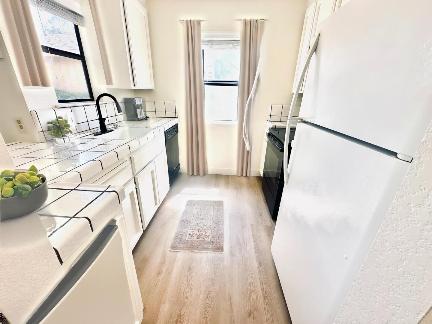 Detail Gallery Image 5 of 21 For 558 Ironwood Ter #4,  Sunnyvale,  CA 94086 - 1 Beds | 1 Baths