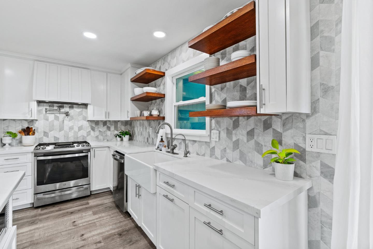 Detail Gallery Image 12 of 33 For 19395 Bellinzona Ave, Salinas,  CA 93906 - 3 Beds | 2 Baths