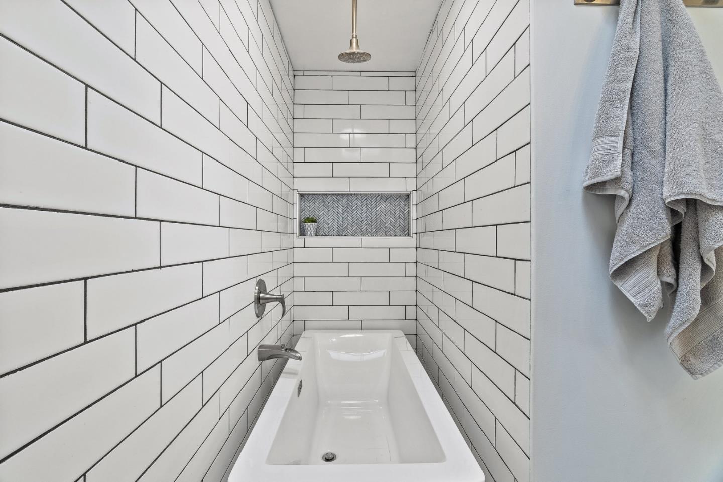 Detail Gallery Image 19 of 33 For 19395 Bellinzona Ave, Salinas,  CA 93906 - 3 Beds | 2 Baths