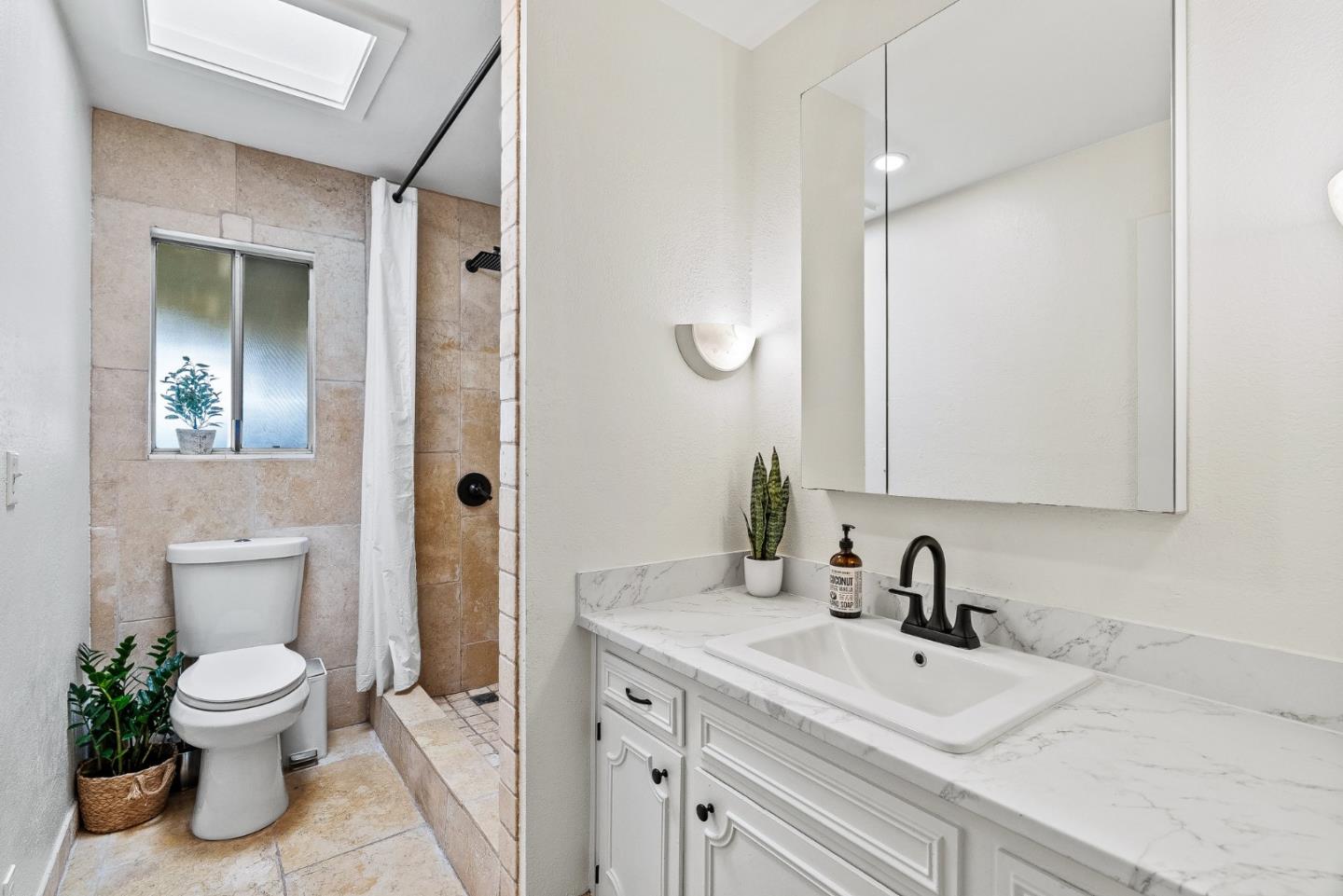 Detail Gallery Image 6 of 33 For 19395 Bellinzona Ave, Salinas,  CA 93906 - 3 Beds | 2 Baths