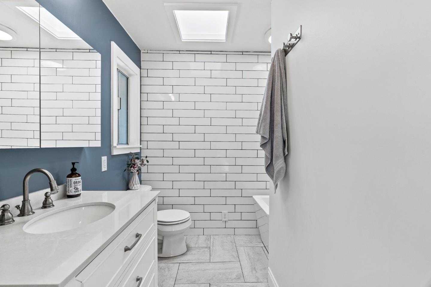 Detail Gallery Image 8 of 33 For 19395 Bellinzona Ave, Salinas,  CA 93906 - 3 Beds | 2 Baths