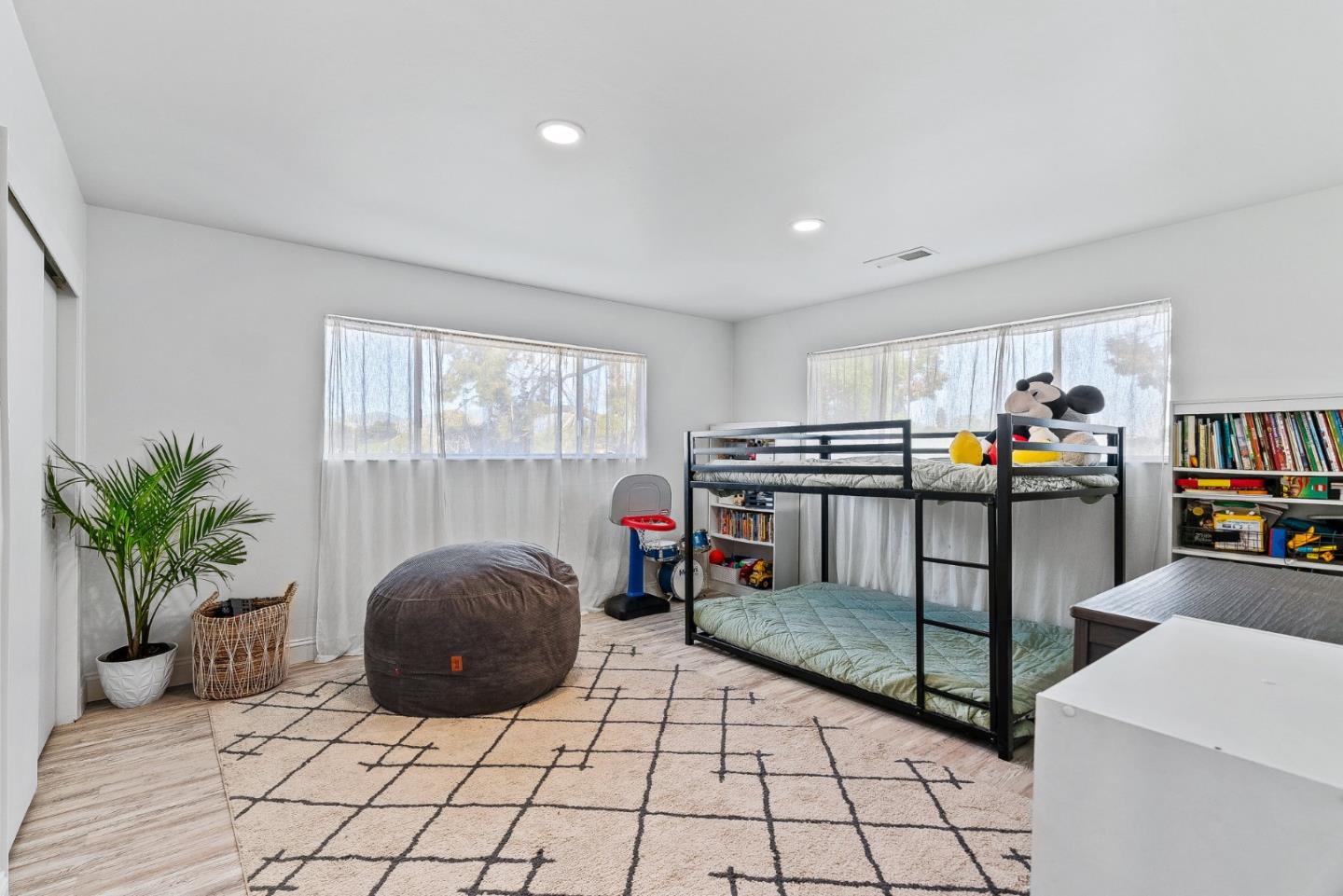 Detail Gallery Image 9 of 33 For 19395 Bellinzona Ave, Salinas,  CA 93906 - 3 Beds | 2 Baths