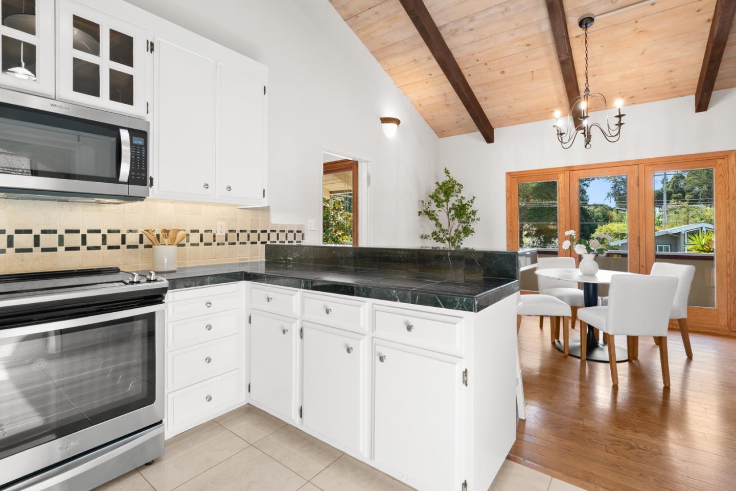 Detail Gallery Image 11 of 56 For 423 Sumner Ave, Aptos,  CA 95003 - 2 Beds | 2 Baths