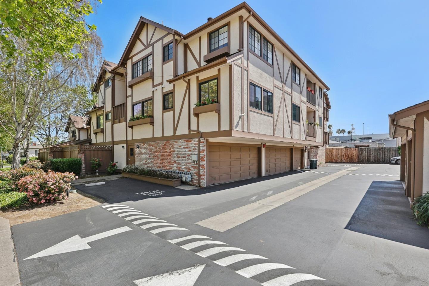 Detail Gallery Image 3 of 49 For 2000 Palm Ave #7,  San Mateo,  CA 94403 - 1 Beds | 1 Baths
