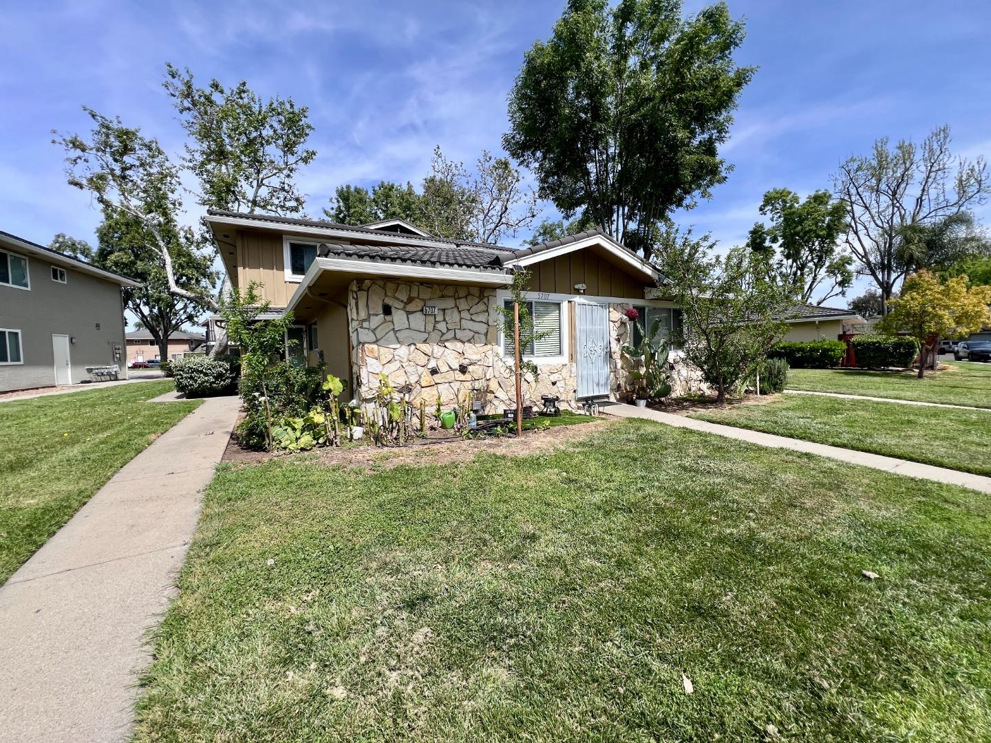 Detail Gallery Image 2 of 3 For 5707 Calmor Ave #1,  San Jose,  CA 95123 - 2 Beds | 1 Baths