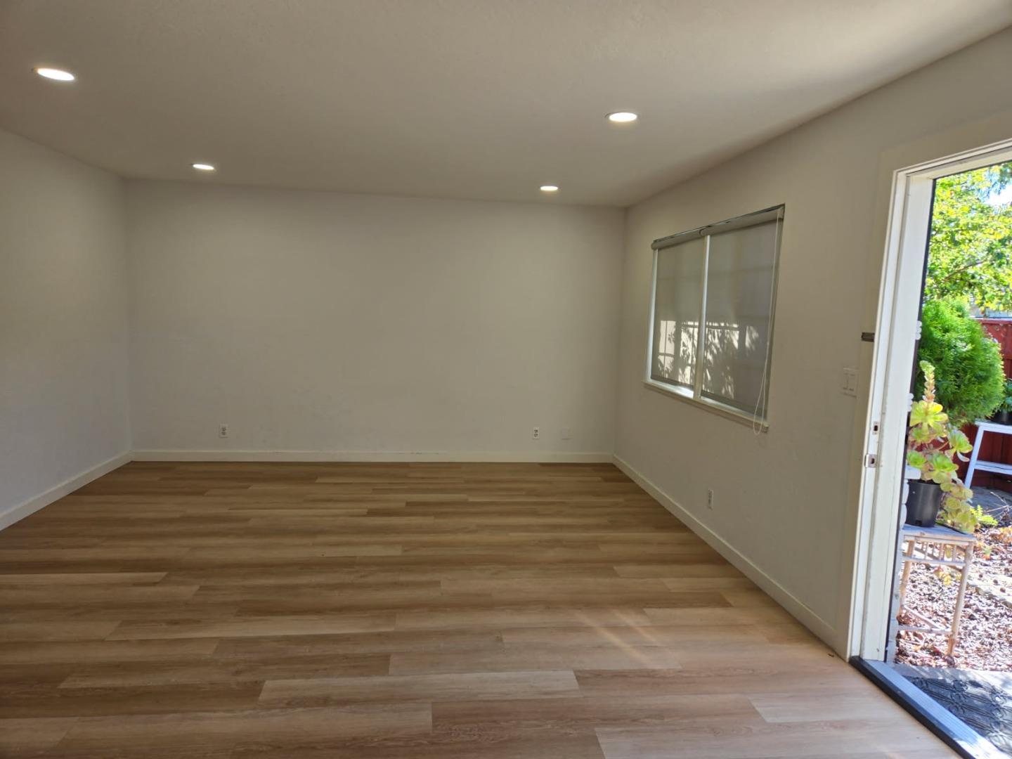 Detail Gallery Image 3 of 16 For 5626 Calmor Ave #1,  San Jose,  CA 95123 - 2 Beds | 1 Baths