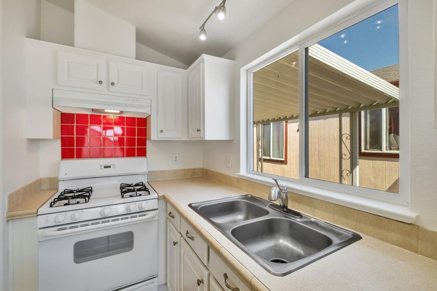 Detail Gallery Image 11 of 35 For 1625 Brommer St #12,  Santa Cruz,  CA 95062 - 3 Beds | 2 Baths