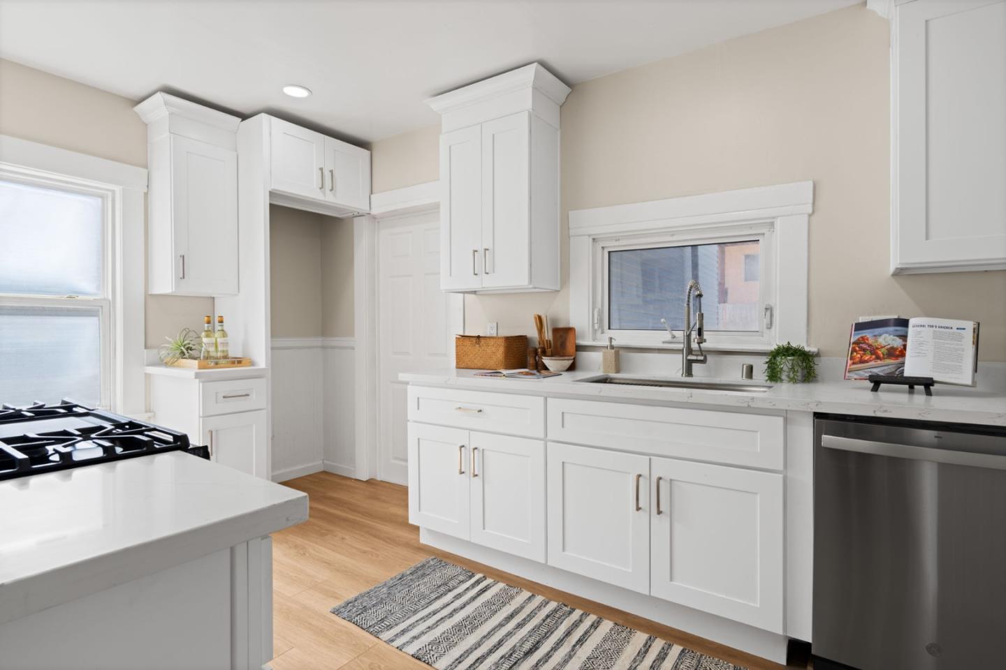 Detail Gallery Image 10 of 56 For 551 53rd St, Oakland,  CA 94609 - – Beds | – Baths