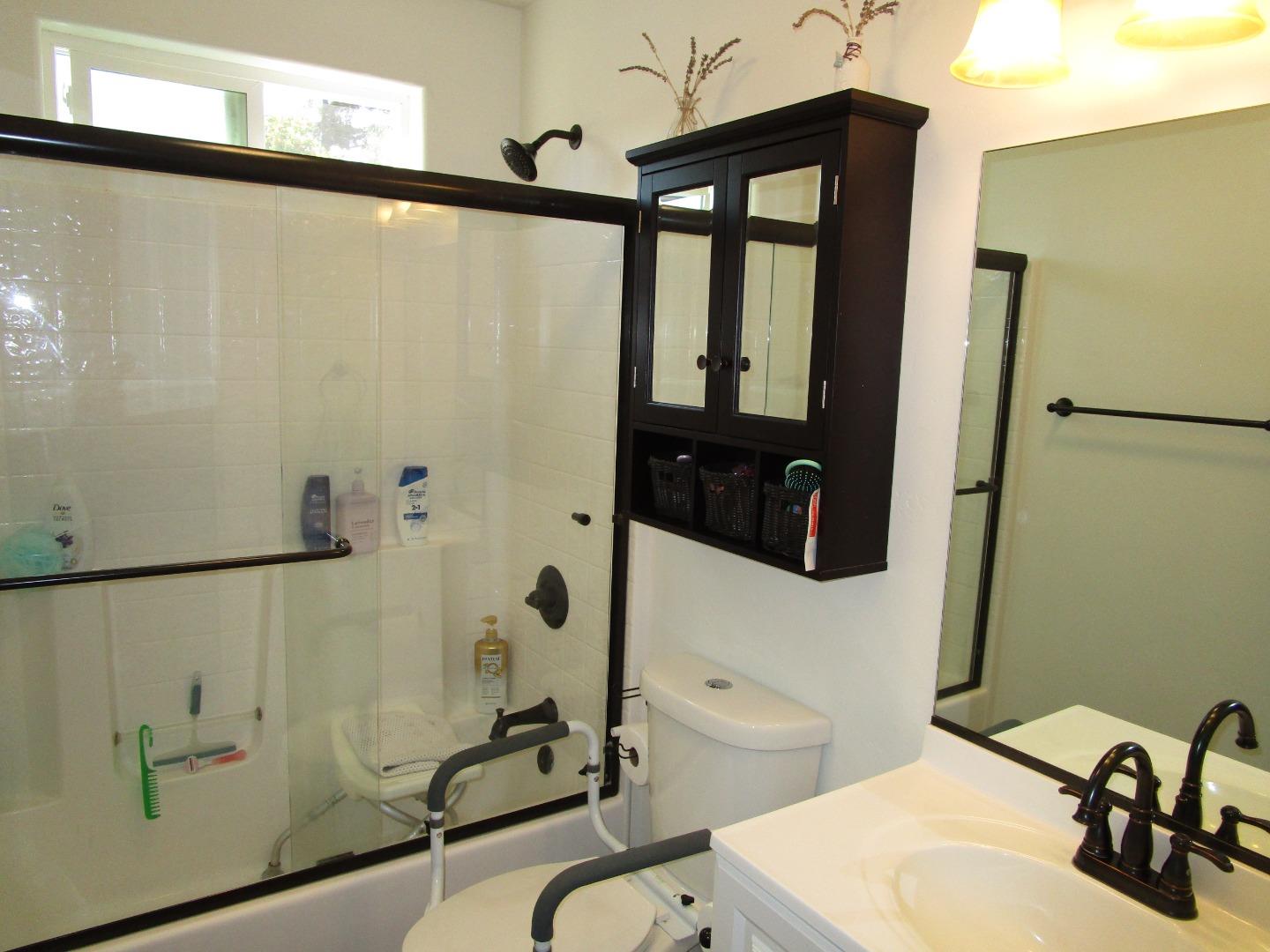 Detail Gallery Image 13 of 16 For 1098 San Benito St, Hollister,  CA 95023 - 3 Beds | 2 Baths
