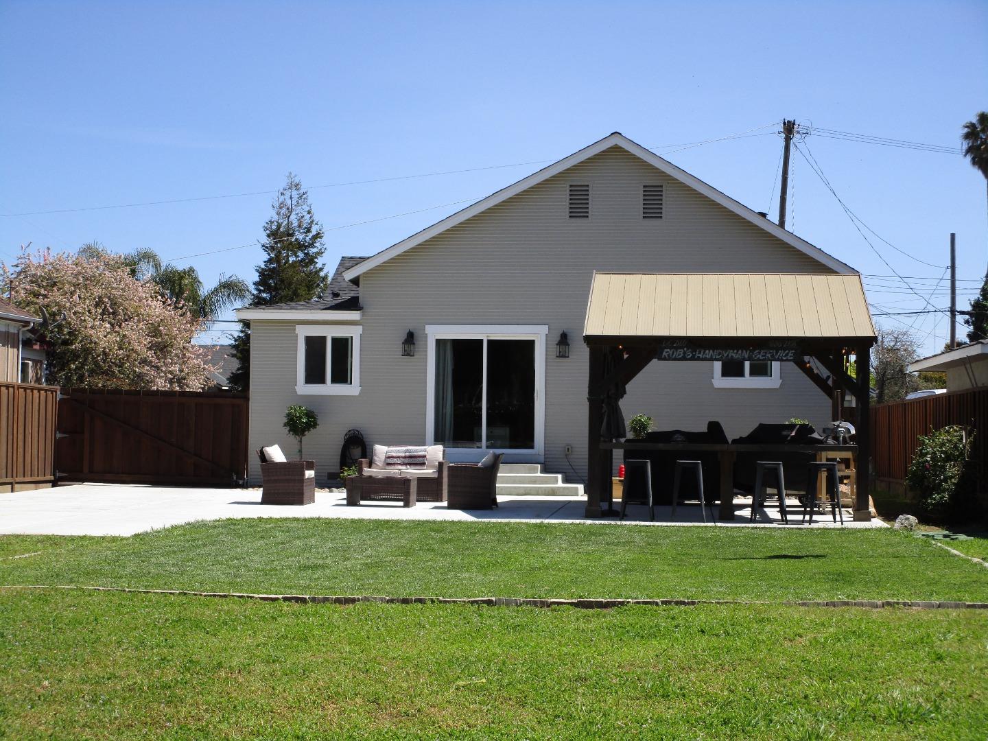Detail Gallery Image 14 of 16 For 1098 San Benito St, Hollister,  CA 95023 - 3 Beds | 2 Baths