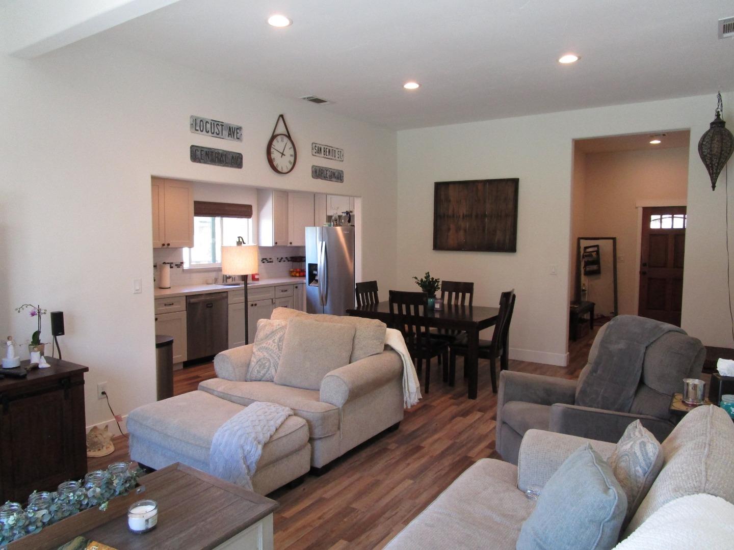 Detail Gallery Image 4 of 16 For 1098 San Benito St, Hollister,  CA 95023 - 3 Beds | 2 Baths