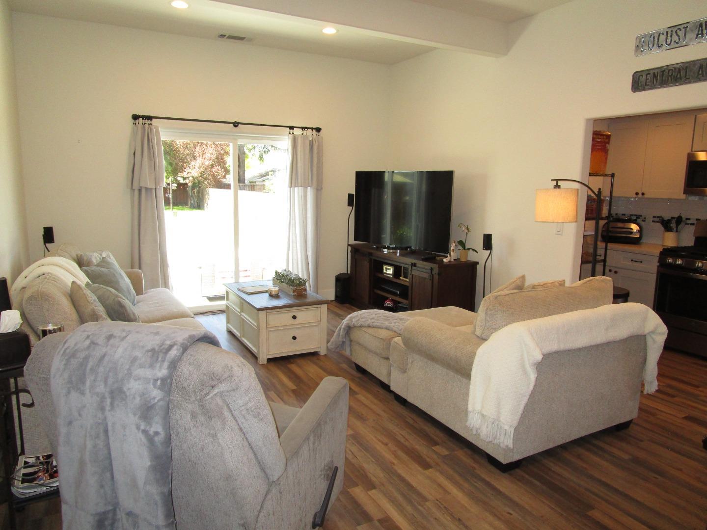 Detail Gallery Image 5 of 16 For 1098 San Benito St, Hollister,  CA 95023 - 3 Beds | 2 Baths