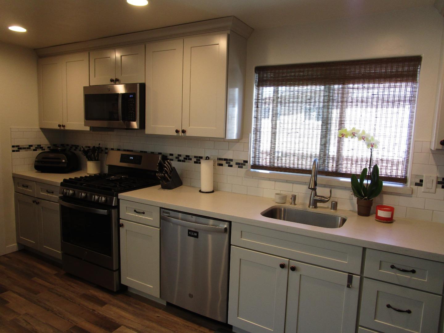 Detail Gallery Image 7 of 16 For 1098 San Benito St, Hollister,  CA 95023 - 3 Beds | 2 Baths